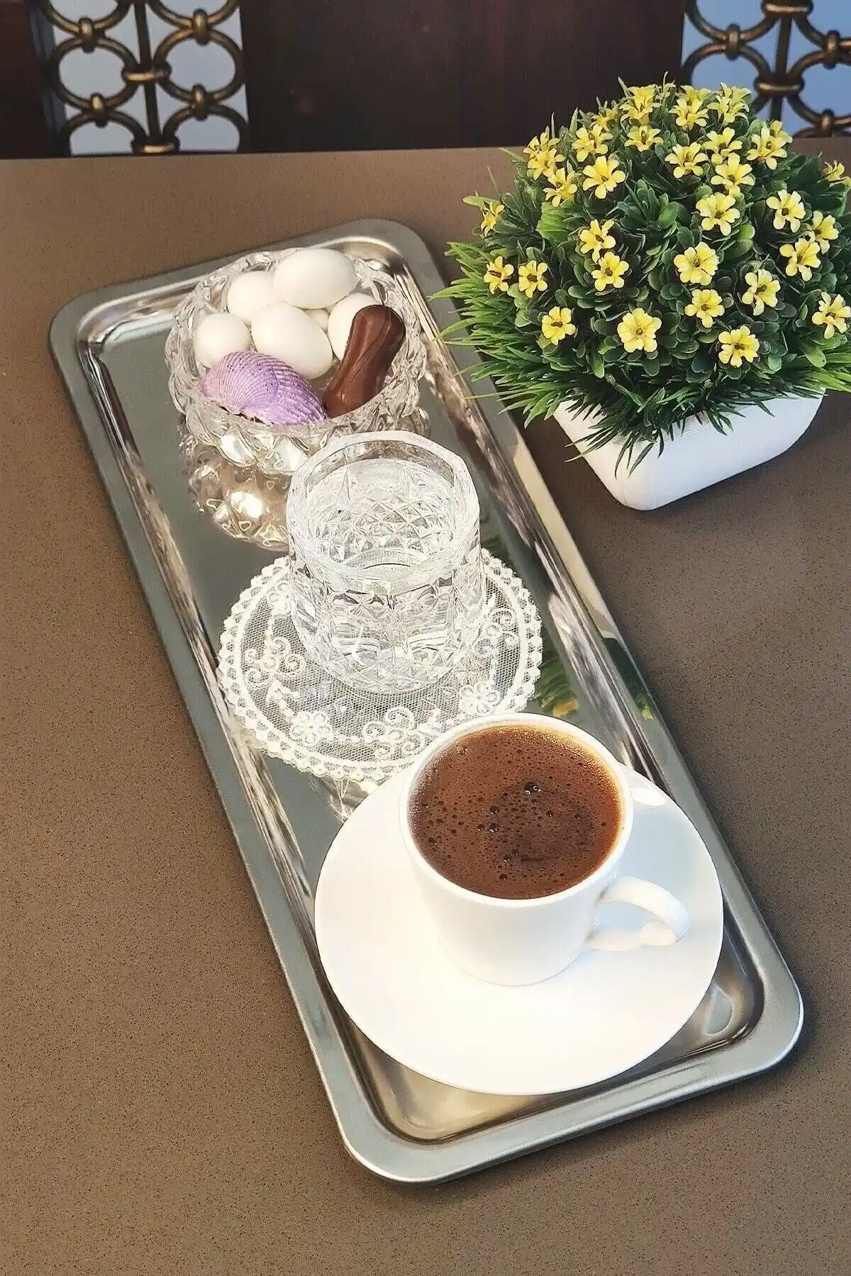 Kahve Servis Tepsisi Alternatifleri ve Ev Dekorasyonunda Zarafet ve Fonksiyonellik