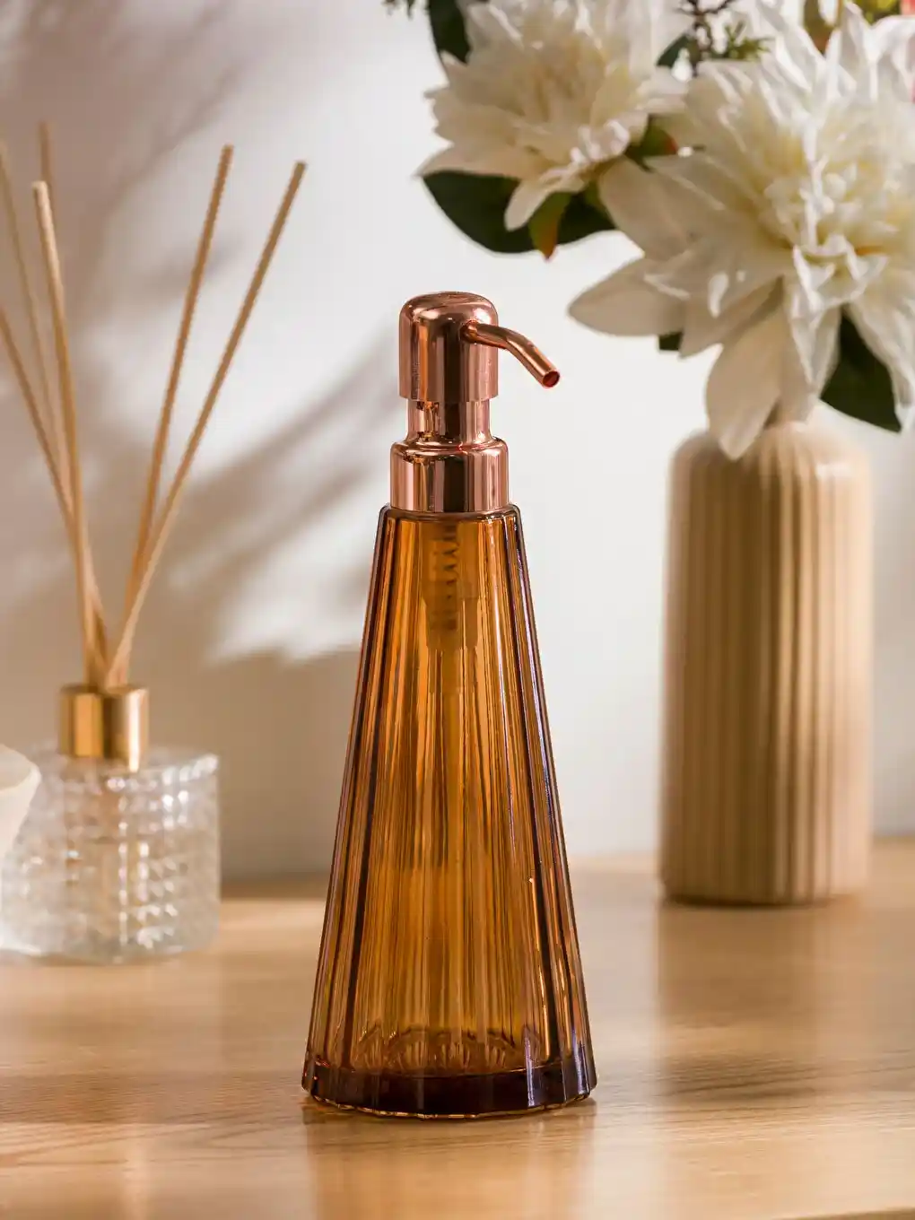 Kahverengi Sıvı Sabunluklar: Doğal ve Şık Ev Dekorasyonunda Kullanım İpuçları