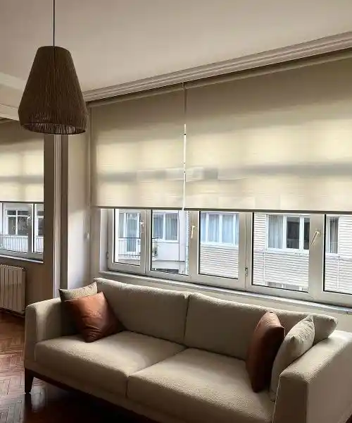 Kalın Kumaş Stor Perdeler: Işık Engelleyici Özellikleri ve Dekorasyona Katkısı