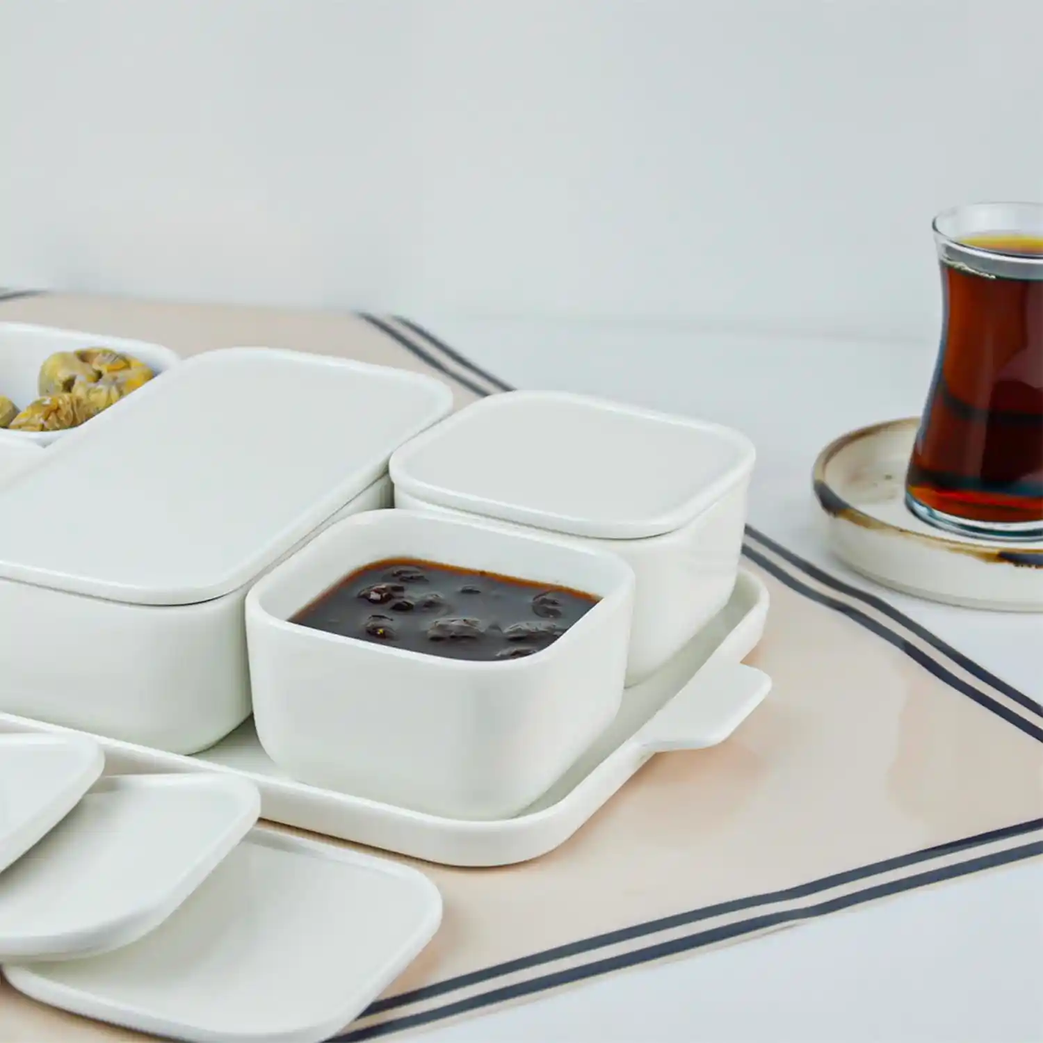 Kapaklı Kahvaltılık Setleri: Fonksiyonellik ve Estetiğin Mutfaktaki Önemi ve Kullanım Alanları