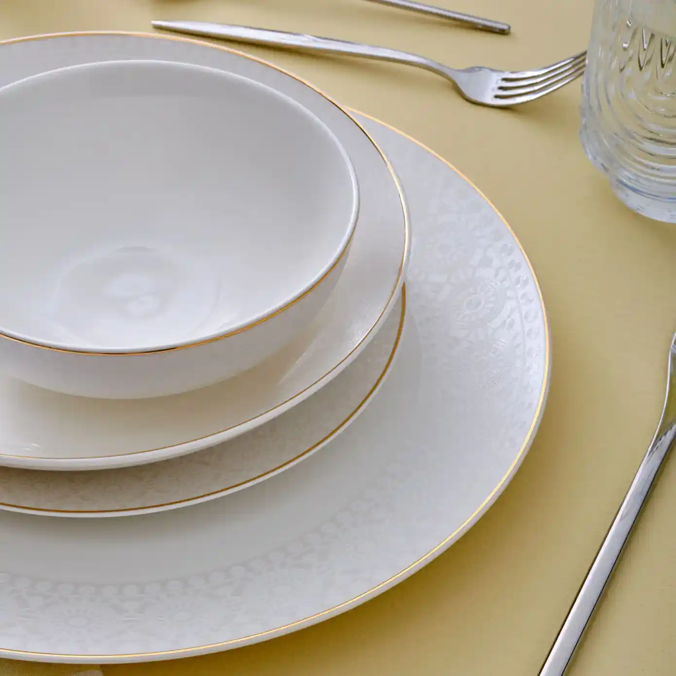 Karaca Elegance Serisi Yemek Takımları Modern ve Klasik Tasarım ile Şıklık Sunar