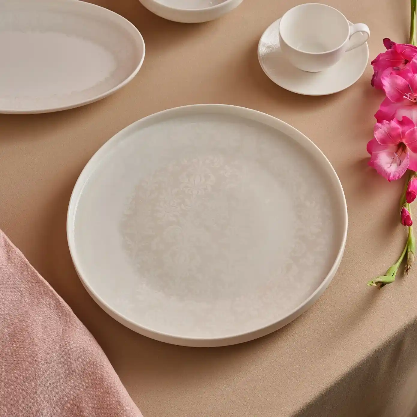 Karaca Sağlıklı Servis Tabağı Seçimi ve Kullanımı: Malzeme, Güvenlik ve Bakım İpuçları