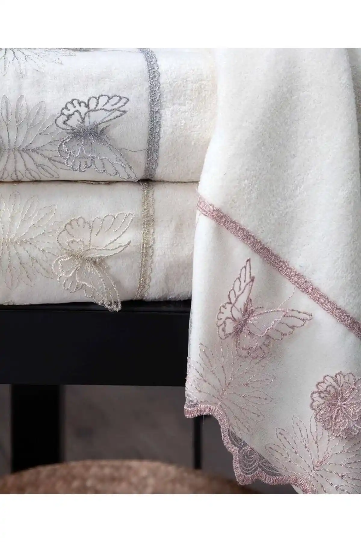 Kelebek Güpürlü 3'lü Pamuk Setleri: Estetik ve Fonksiyonellik Bir Arada