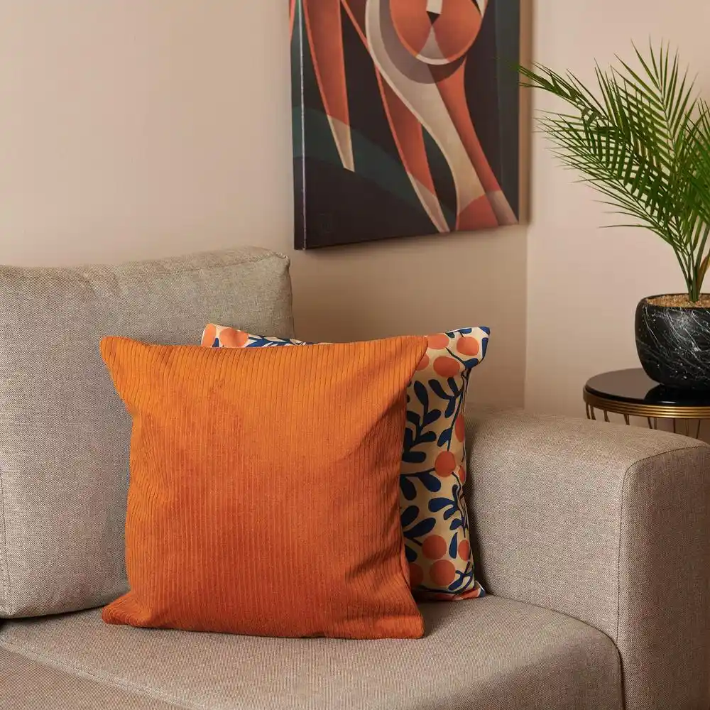 Kiremit Renkli Kadife Kırlentlerle Ev Dekorasyonunda Şıklık ve Konforun Birleşimi