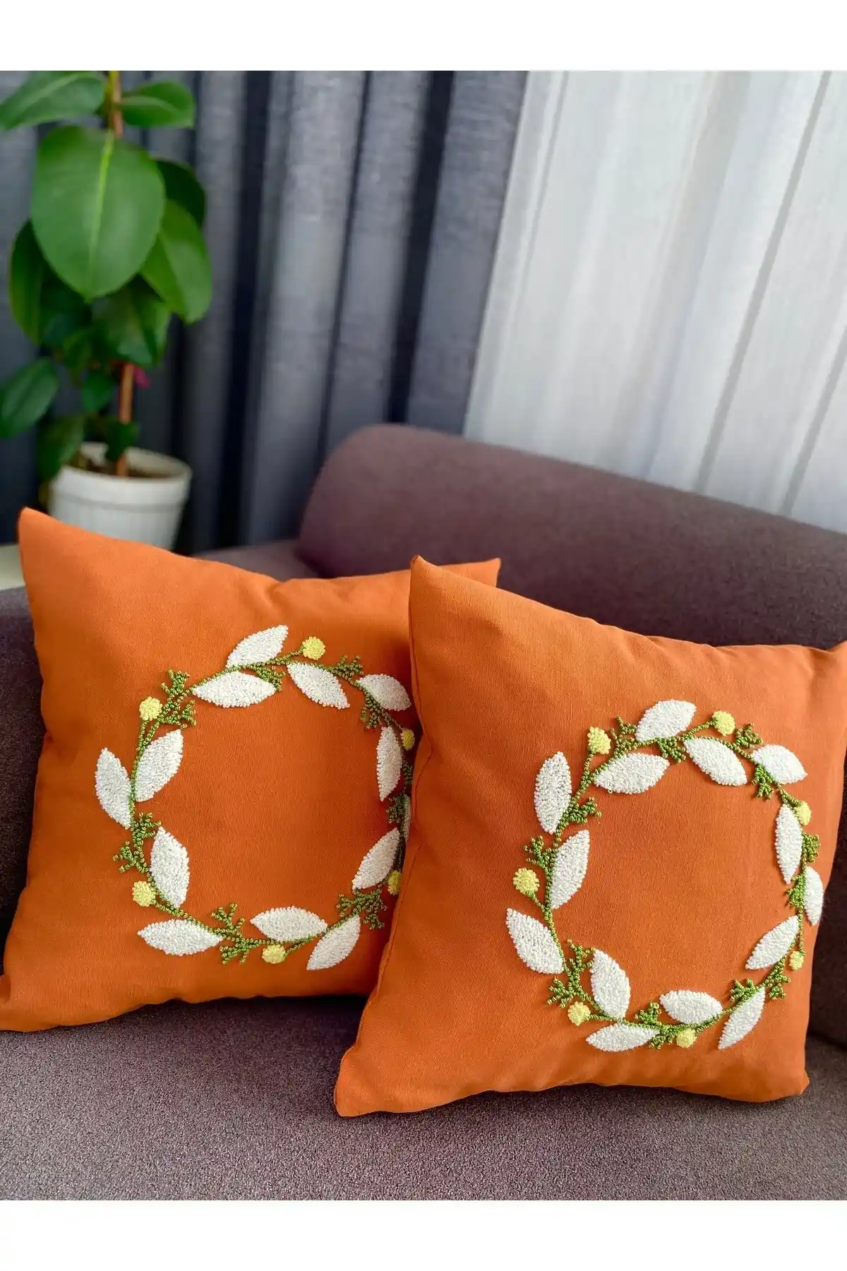 Kiremit Renkli Kırlent Kılıflarıyla Ev Dekorasyonunda Sıcak ve Şık Dokunuşlar