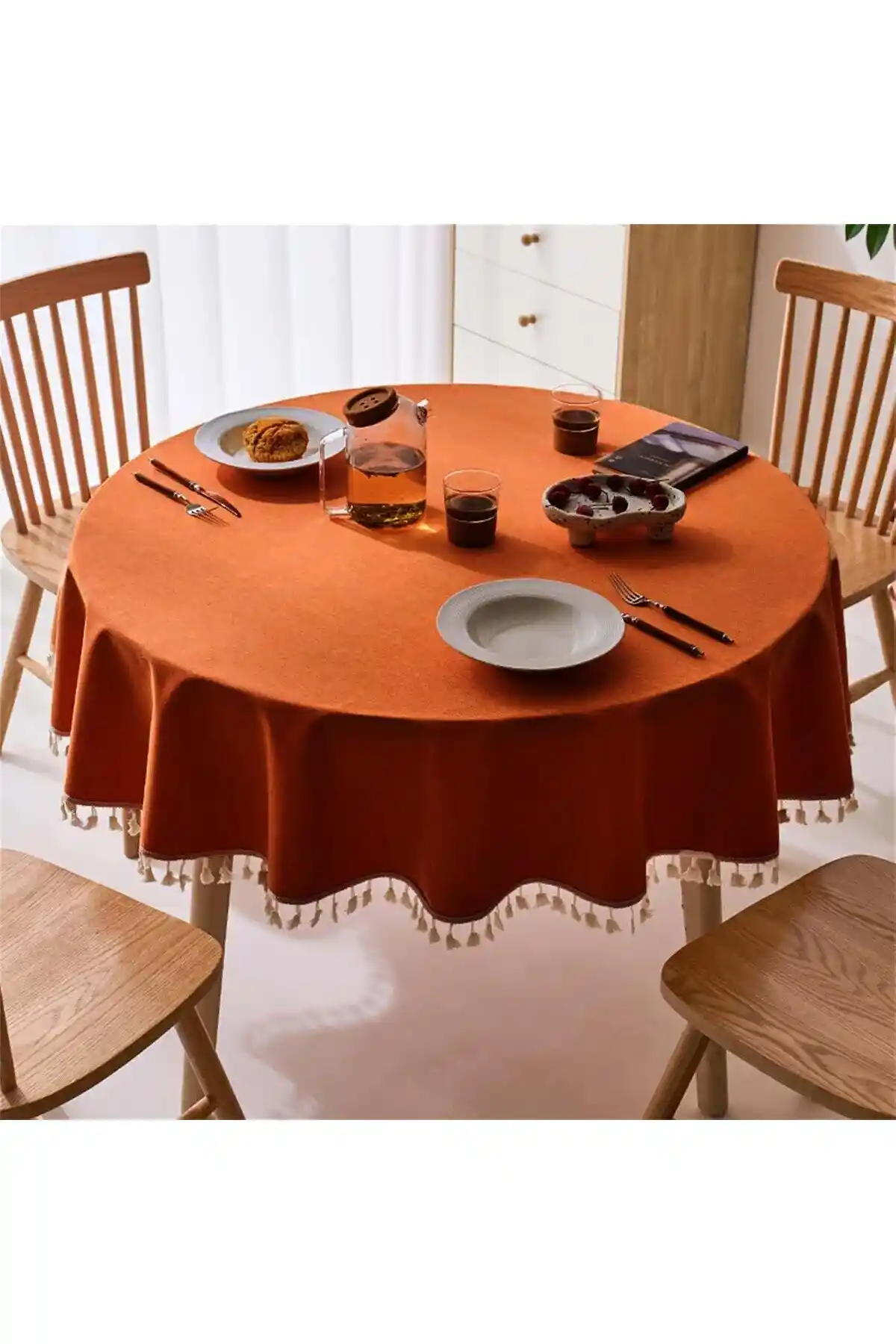 Kiremit Renkli Masa Örtüsü ve Püsküllü Detaylar ile Sıcak Dekorasyon İpuçları