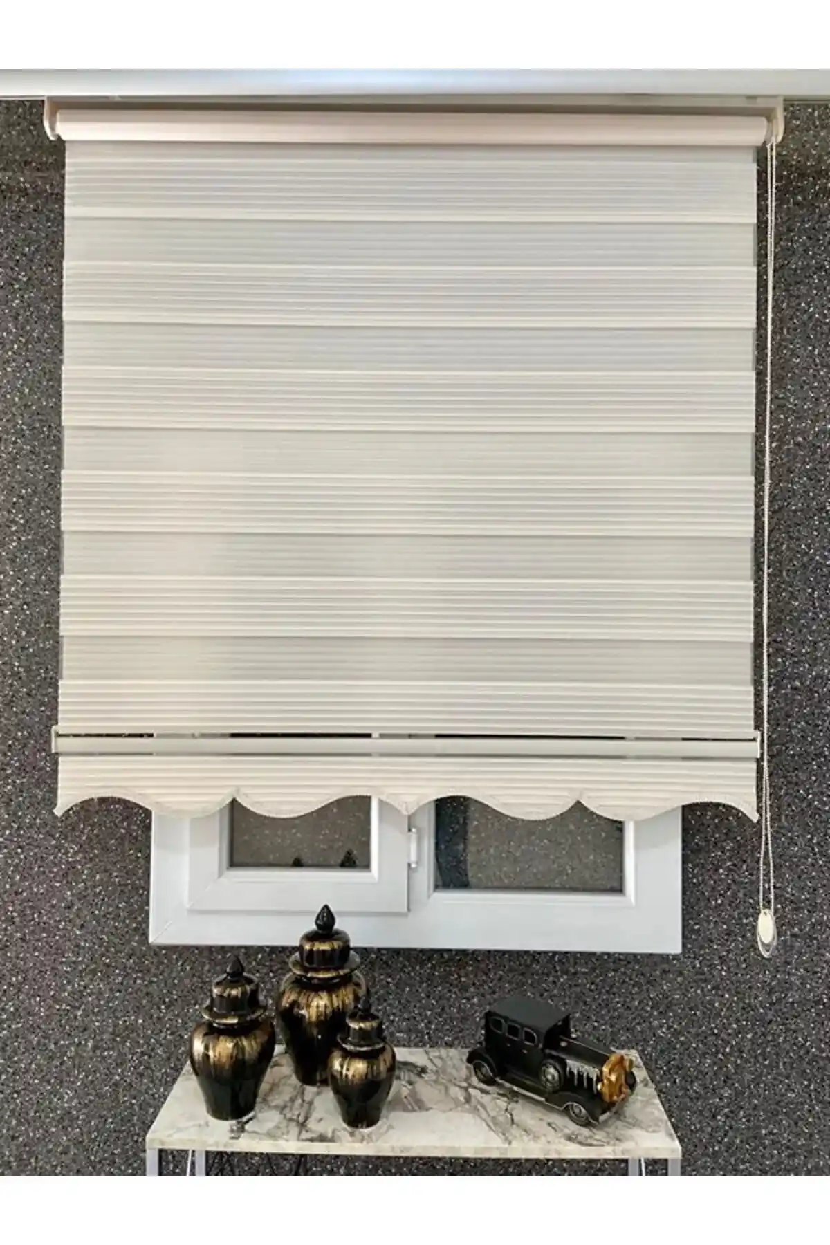 Krem Renk ve Zebra Desenli Stor Perdelerle Modern ve Şık Dekorasyon İpuçları