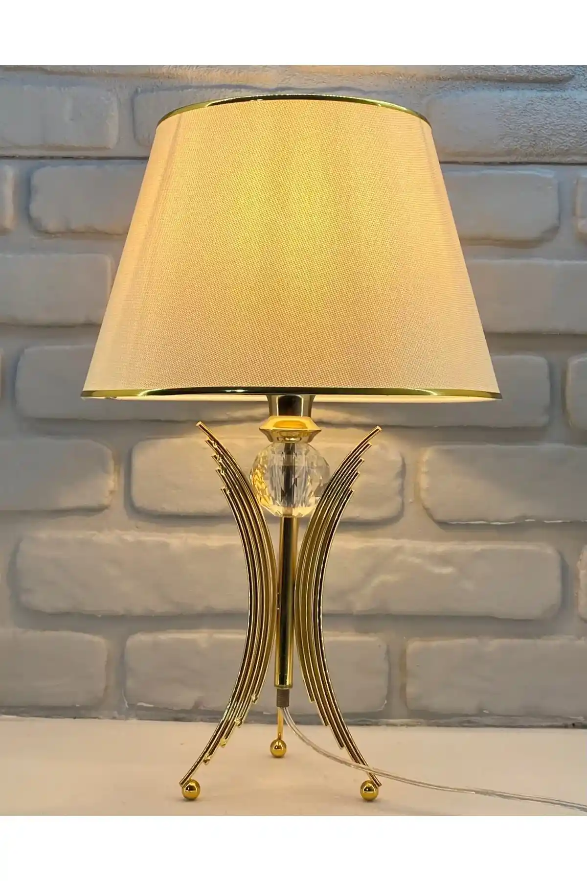 Krem ve Gold Renkli Dekoratif Abajur Modelleri ile Şık İç Mekan Aydınlatması