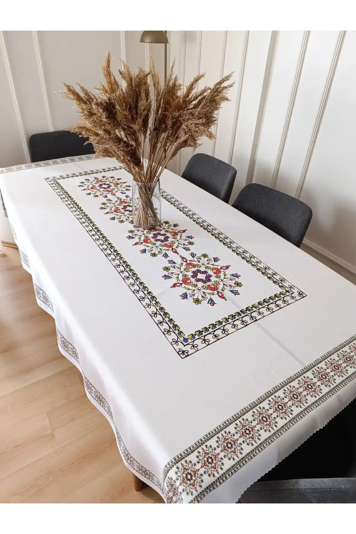 Lale Desenli Masa Örtülerinde Modern Tasarımın Özellikleri ve Dekorasyona Katkıları