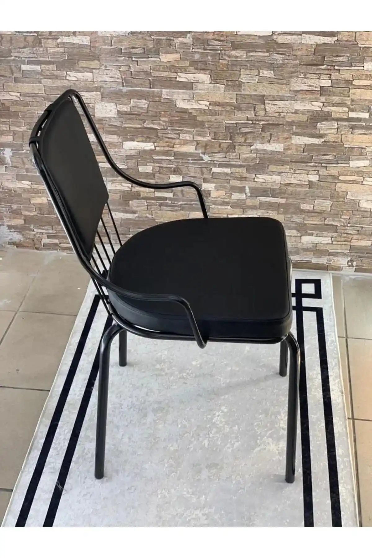 Metal Çerçeve ve Deri Döşemeli Mutfak Tabureleri: Dayanıklı ve Modern Tasarım Seçenekleri