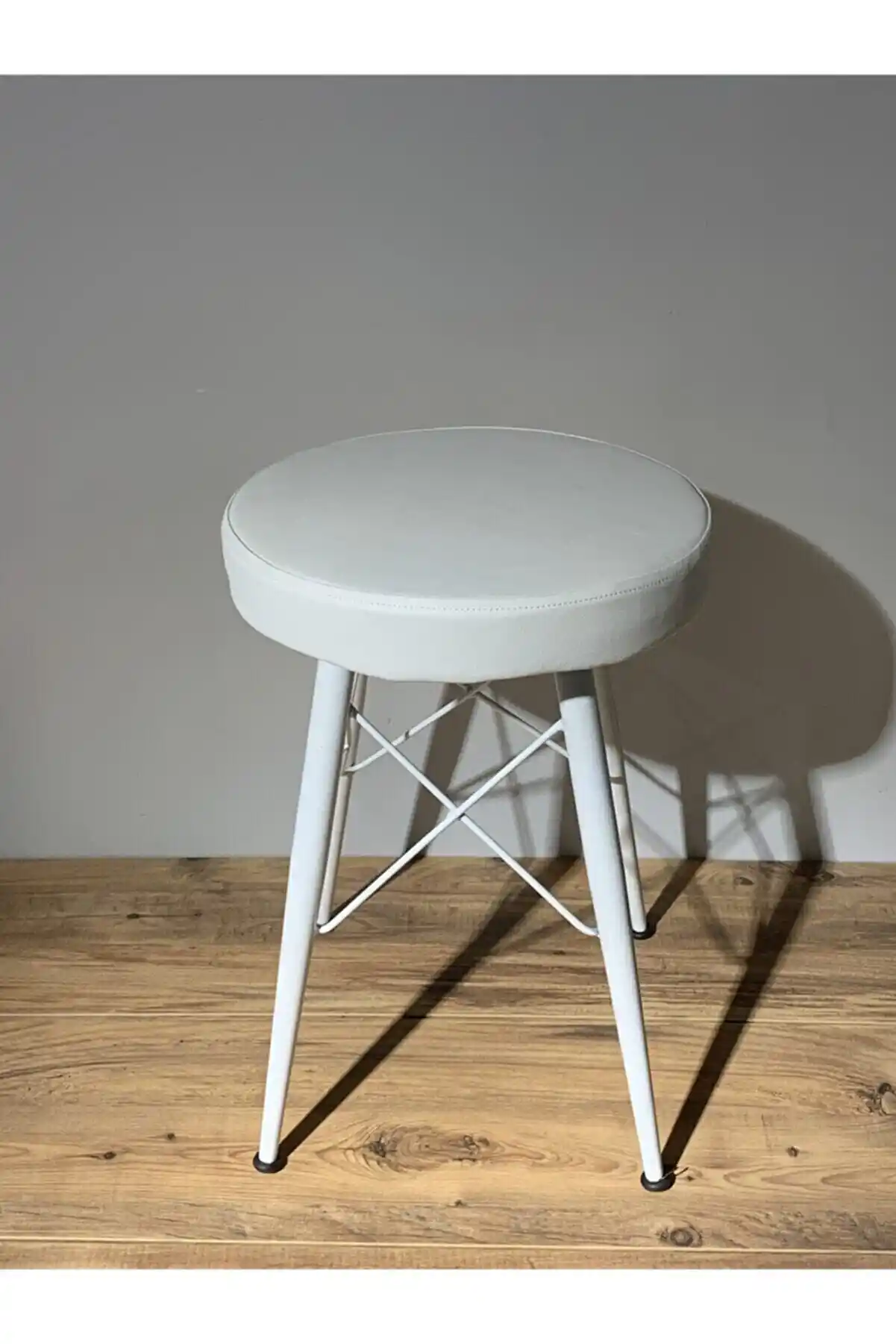 Metal Tabureler ve Deri Sandalyeler: Mutfak ve Ev Dekorasyonunda Güncel Trendler