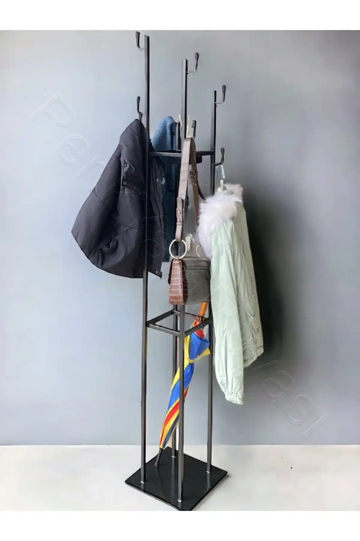 Metal ve Sıkı Ayaklı Mobilyalar: Modern Tasarım ve Fonksiyonellik Dengesi