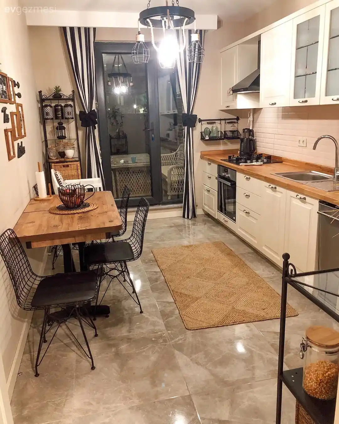 Modern Ahşap Tablolar ile Mutfak Dekorasyonunu Yenilemenin Yolları ve Tasarım İpuçları