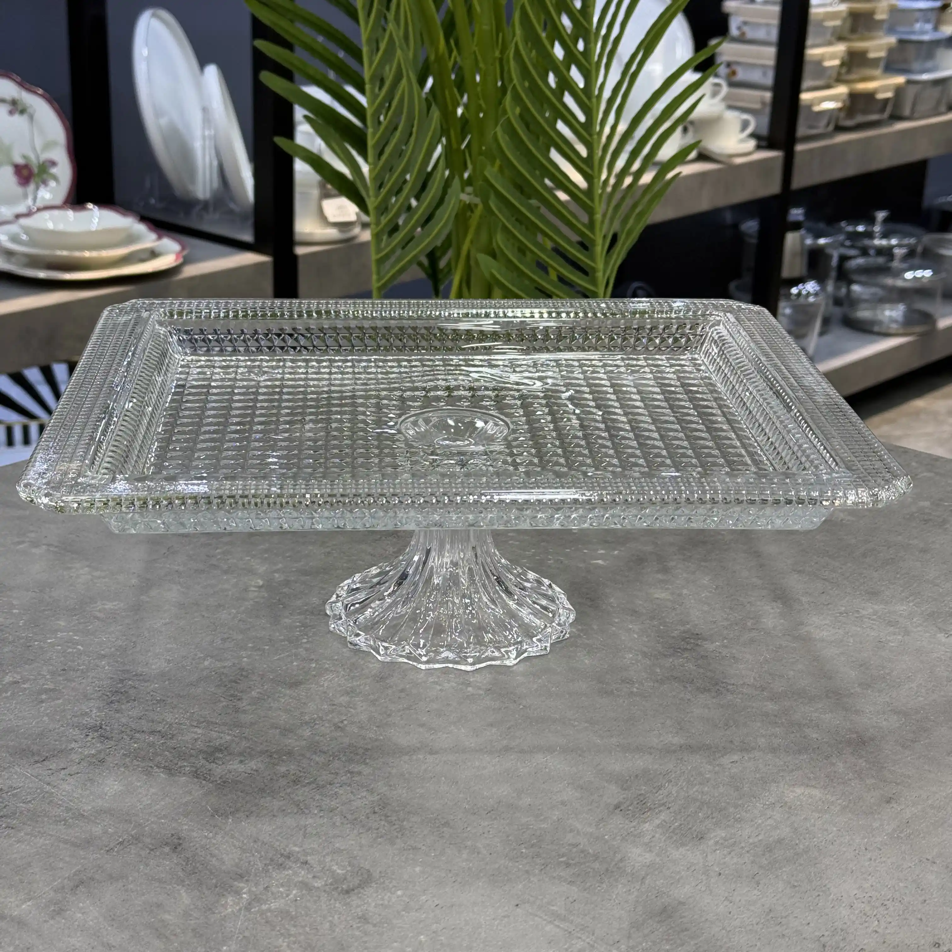 Modern Ayaklı Cam Sunum Tabağı: Estetik ve Fonksiyonelliğin Modern Tasarımı