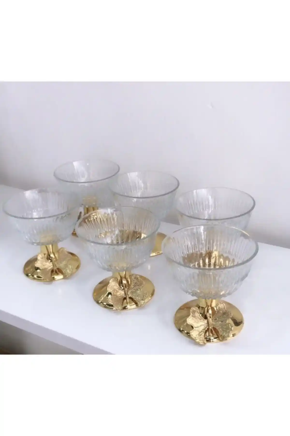 Modern Ayaklı Cerezlikler: Estetik ve Fonksiyonelliği Bir Arada Sunan Dekoratif Aksesuarlar