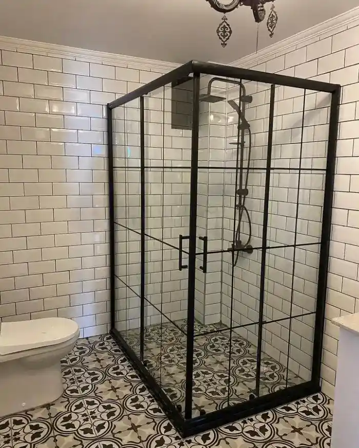 Modern Banyo Tasarımlarında Şıklık ve Fonksiyonellik: Duşakabinler ve Malzeme Seçenekleri