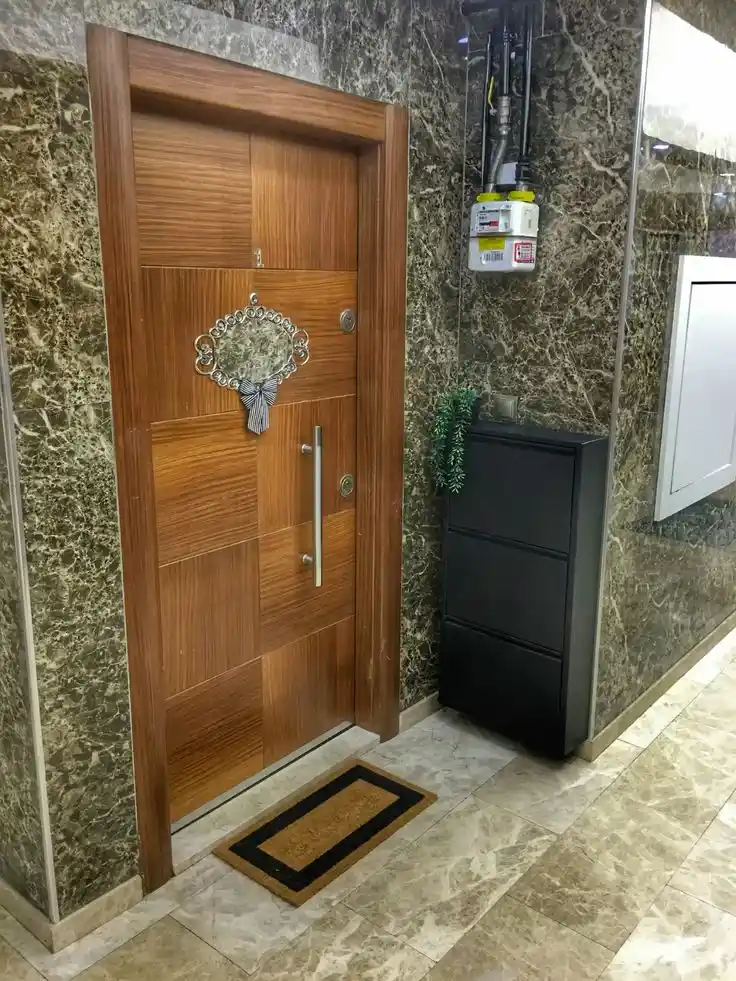 Modern Dekorasyonda Kapı Önü Saksileri: Estetik ve Dayanıklı Tasarımlar