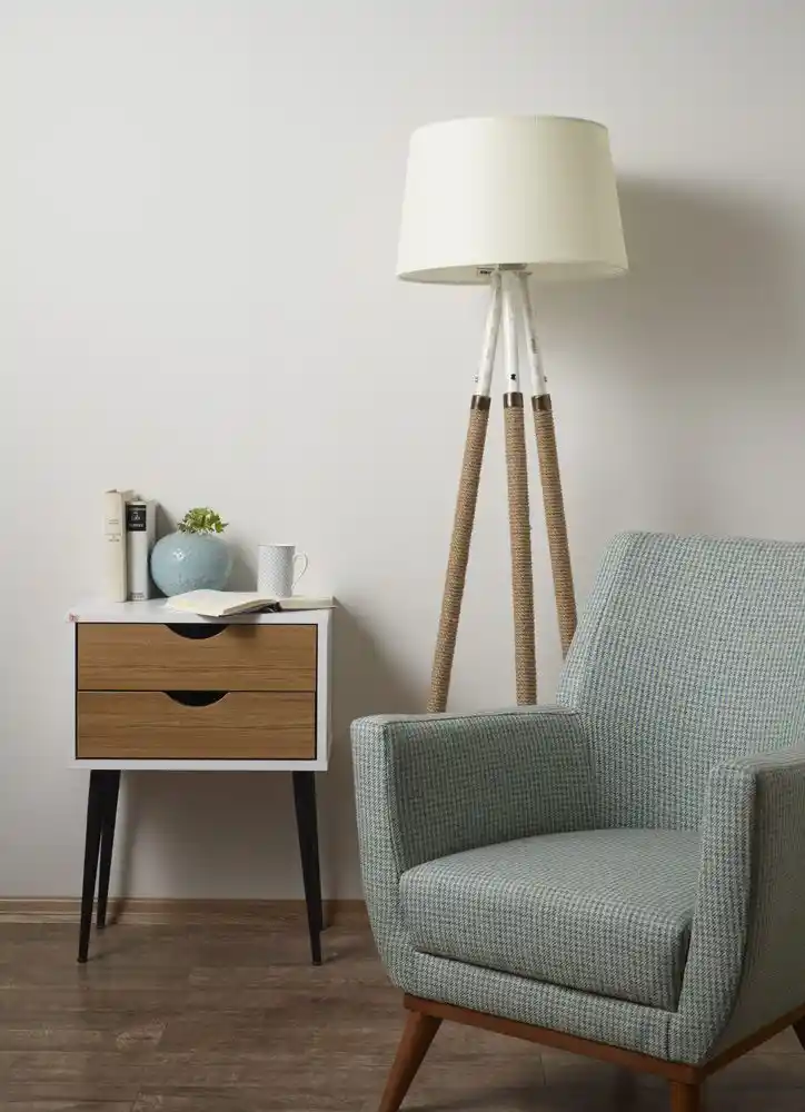 Modern Dekorasyonda Tripod Lambalar: Estetik ve Fonksiyonelliği Bir Arada Sunan İç Mekan Aydınlatma Seçenekleri