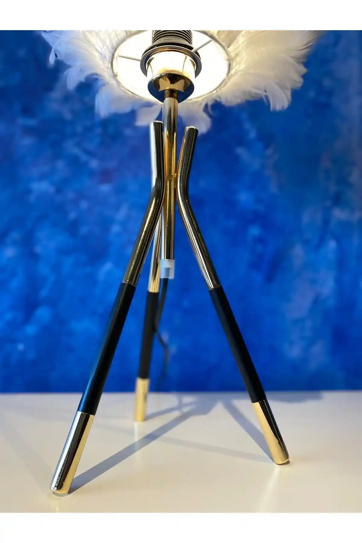 Modern Dekorasyonda Tripod Lambalar: Estetik ve Fonksiyonellik Bir Arada