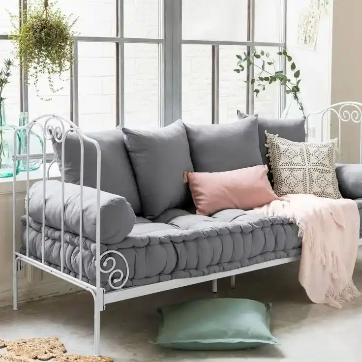 Modern Demir Kanepe Tasarımlarıyla İç Mekanlara Şıklık Katın