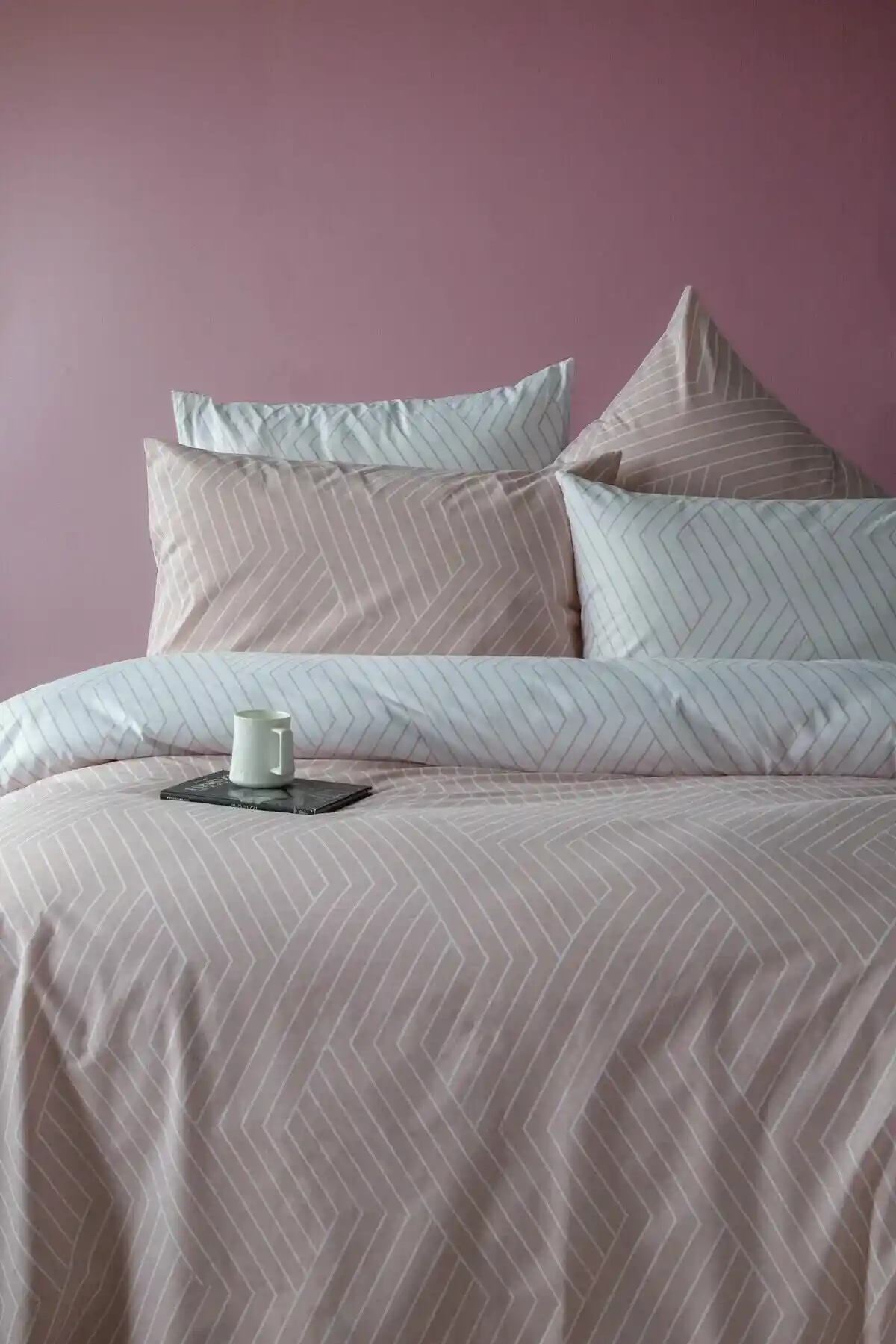 Modern dik açı desenli çift kişilik nevresimler yatak odası dekorasyonunda çağdaş şıklık