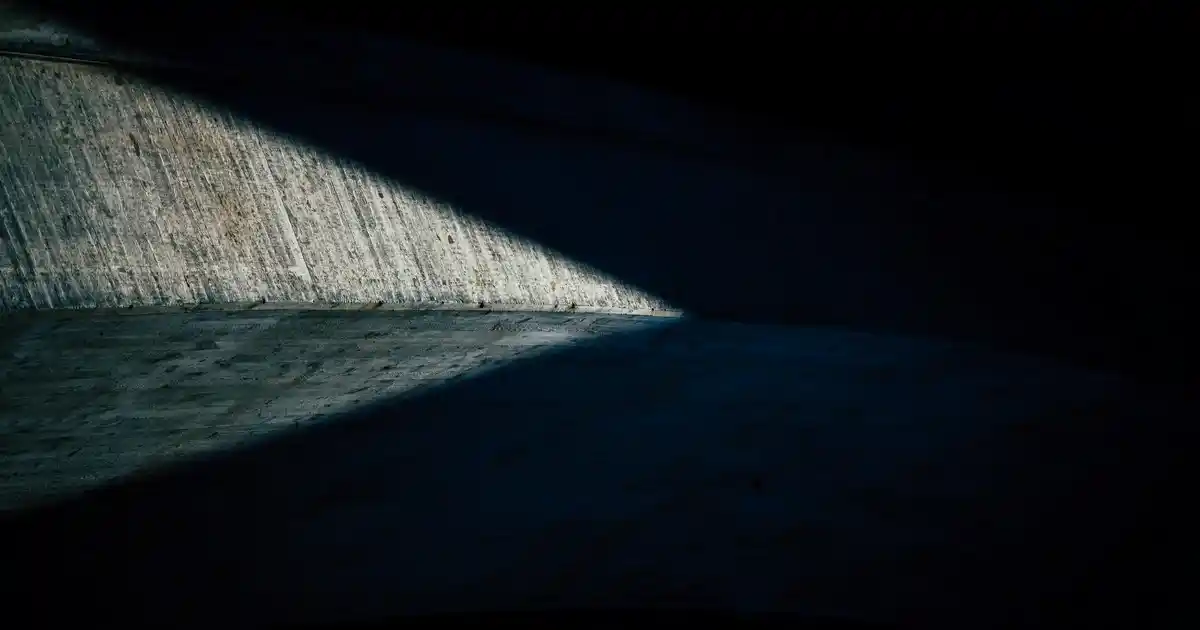 Modern Ev Dekorasyonunda Tablo Seçimi ve Kullanımı: Estetik ve Fonksiyonellik Rehberi