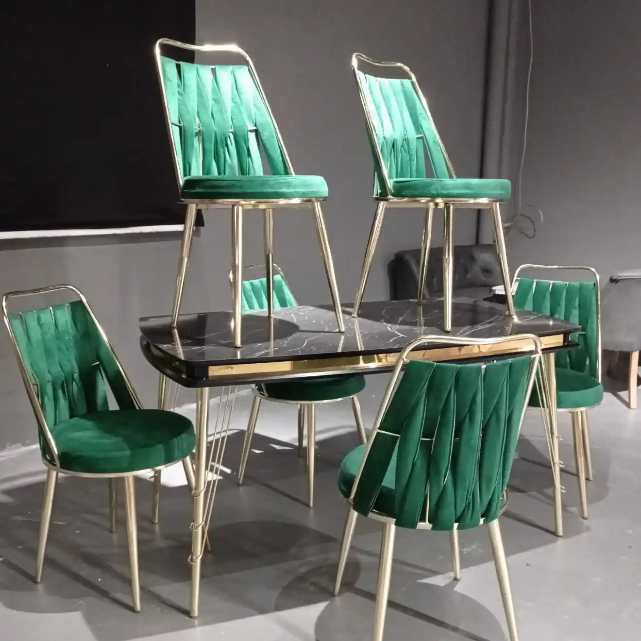 Modern evler için tasarlanmış masa ve sandalye setleri: Malzeme, tasarım ve trendler