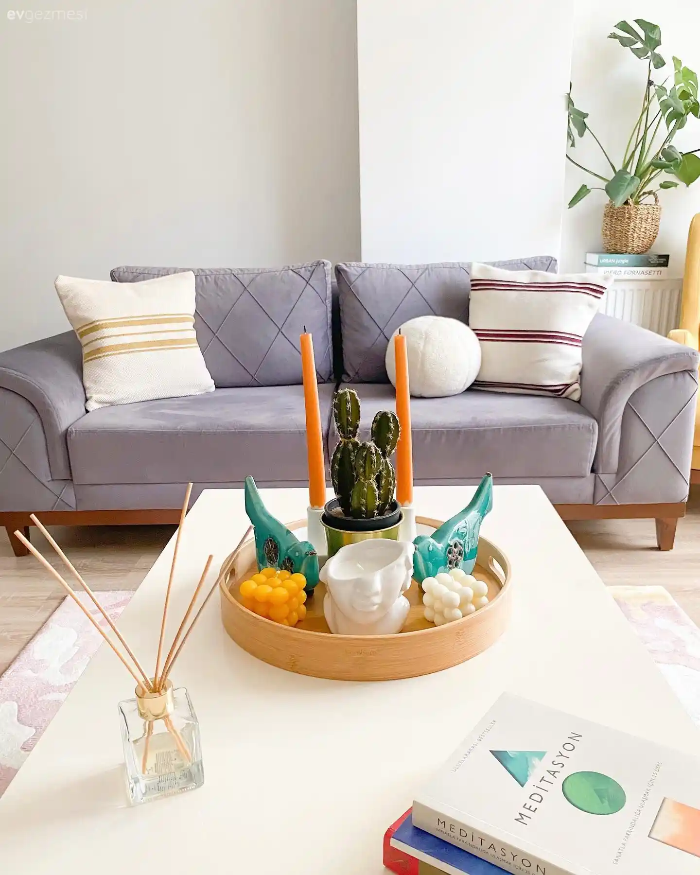 Modern Evlerde Gri Dekoratif Objelerin Kullanımı ve Tasarım Yaklaşımları