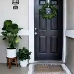 Modern Kapı Önü Saksıları ve Dekoratif Tasarımlar: Estetik ve Fonksiyonellik Bir Arada