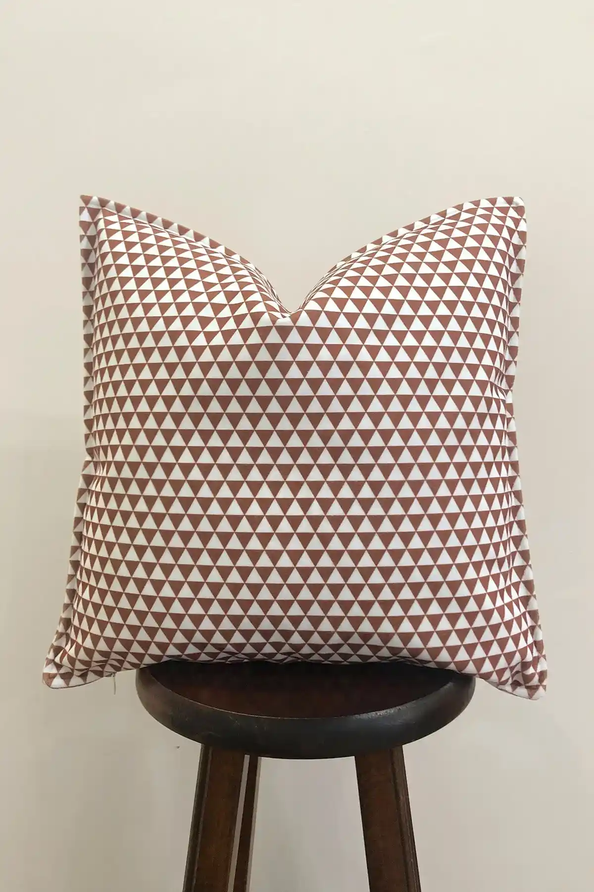 Modern Kiremit Renkli Kırlent Kılıfı: Estetik ve Fonksiyonellik Bir Arada