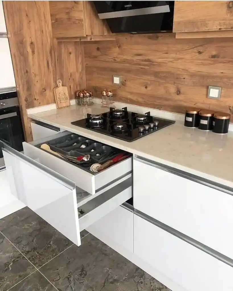 Modern Mutfak Malzeme Dolaplarının Tasarım Özellikleri ve Kullanım Avantajları