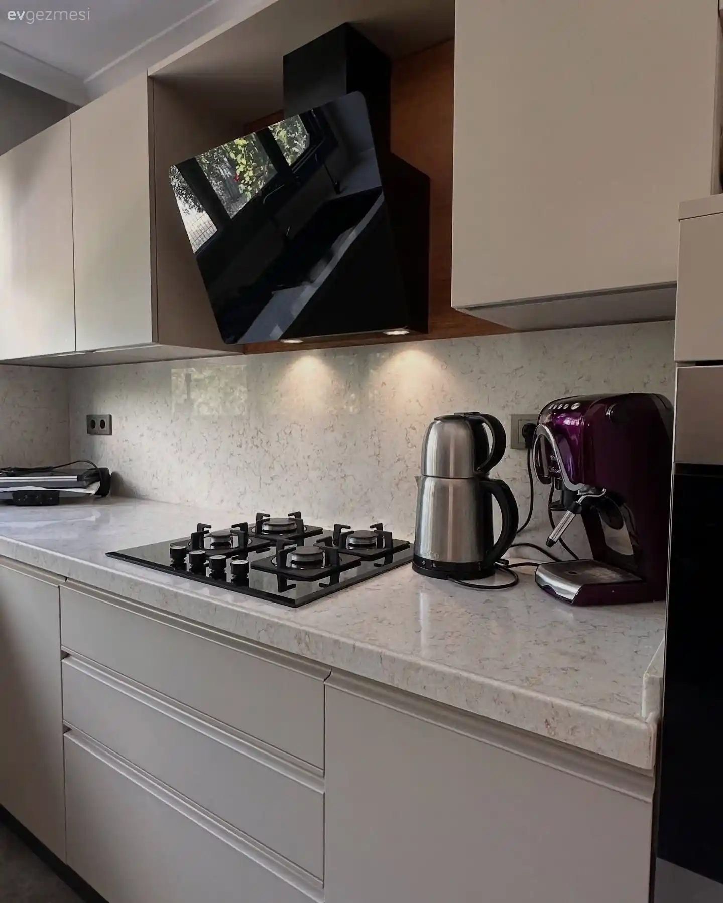 Modern Mutfak Tasarımında Estetik ve Fonksiyonelliğin Önemi ve Çeşitli Davlumbaz Seçenekleri