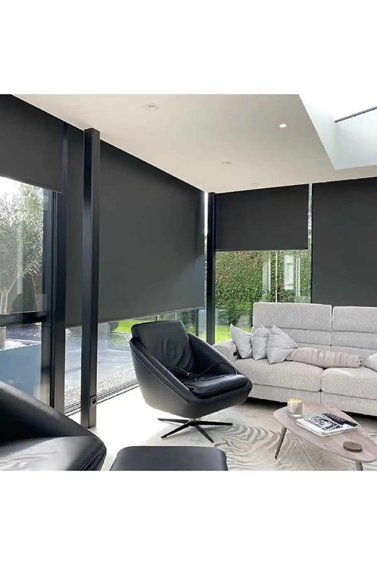 Modern Siyah Stor Perdeler ile Ev Dekorasyonunda Zarafet ve Fonksiyonellik