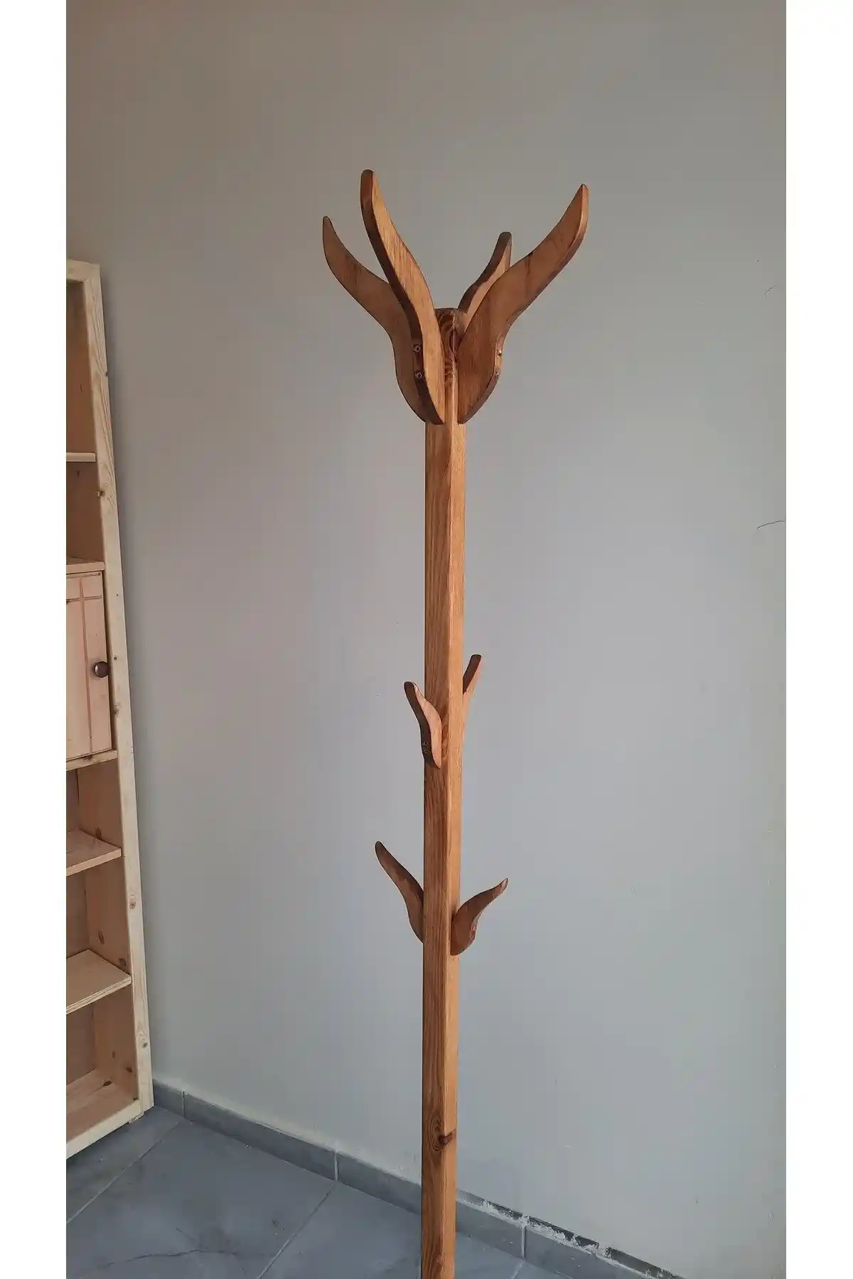 Modern Tasarımlı Elbise Askılarıyla Ev Dekorasyonunda Şıklık ve Fonksiyonellik