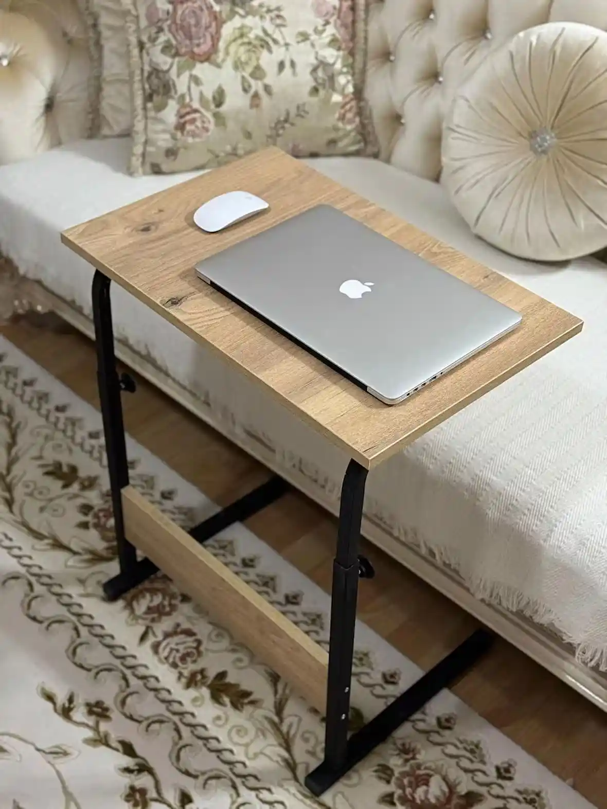 Modern ve Dayanıklı Dar Alan Laptop Sehpa Seçenekleri ve Kullanım İpuçları