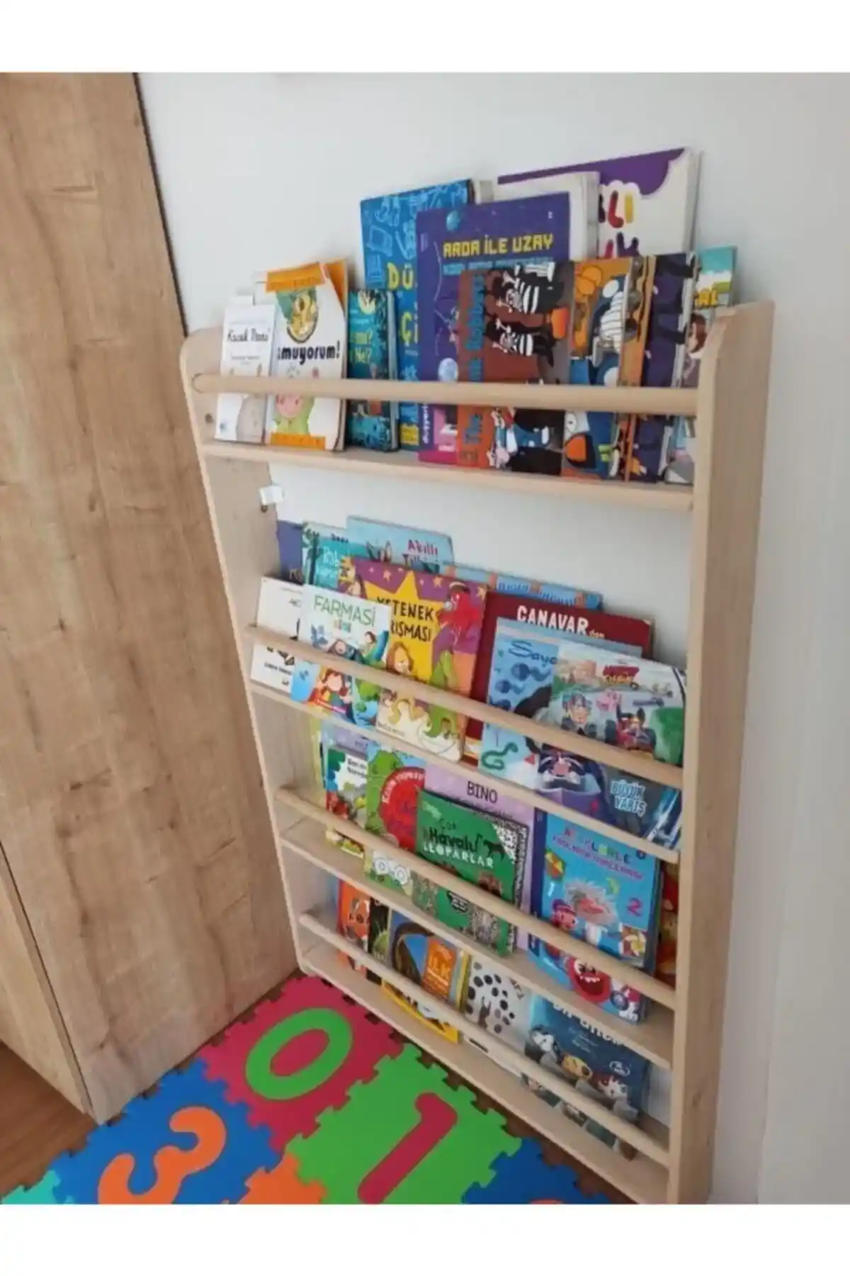 Montessori Kitaplıklarında Yuvarlak Çıtalar Güvenlik ve Estetiğin Birleşimi