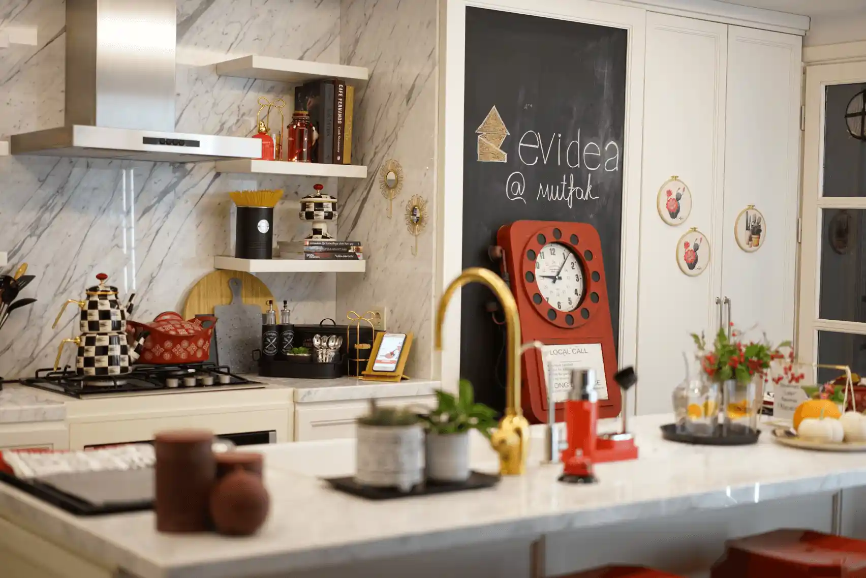 Mutfak Dekorasyonunda İşlevsel ve Estetik Bulaşık Setleri: Malzeme, Tasarım ve Kullanım Avantajları