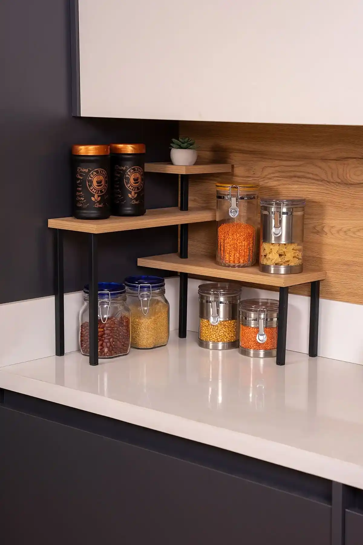 Mutfak Düzeninde Köşe Baharatlıklar ve Rafların Etkili Kullanımı