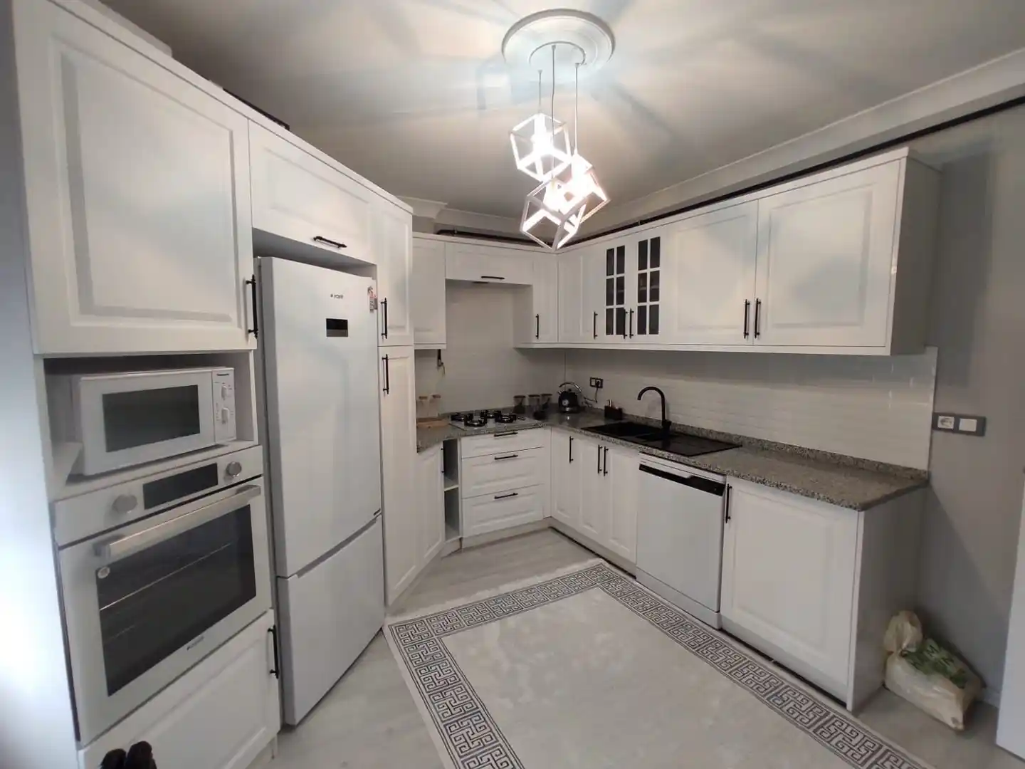 Mutfak Düzenine Uygun Mobilya Çözümleri ve Modern Tasarım Yaklaşımları