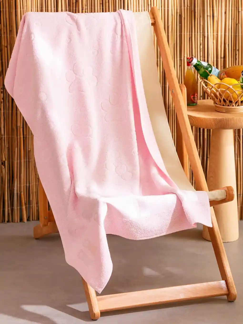 Pembe Plaj Havlusu Ev Dekorasyonunda Renkli ve Fonksiyonel Bir Seçenek