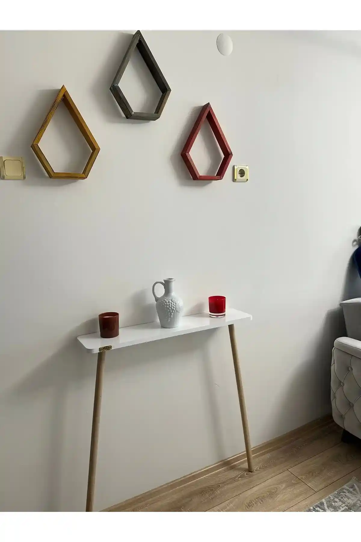 Petek Motifli Üstü Raflı Dresuarlar: Estetik ve Fonksiyonellik Sunan Mobilya Seçenekleri