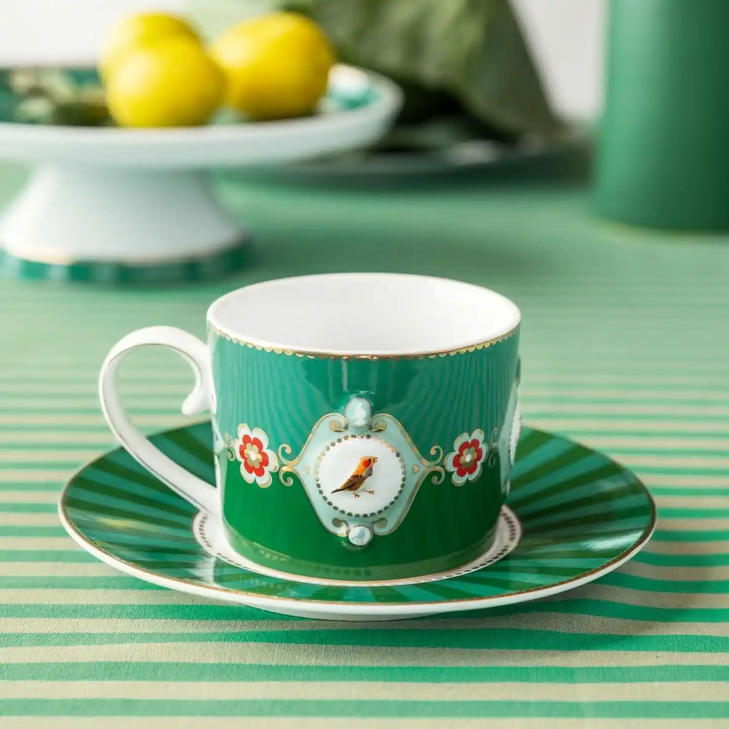 Porselen Fincanlar ile Ev Dekorasyonunda Zarif ve Fonksiyonel Dokunuşlar