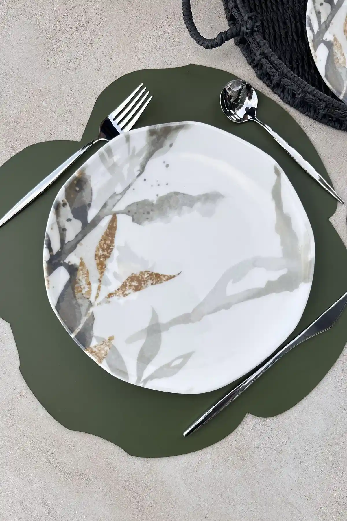 Porselen Servis Tabağı Seçimi ve Kullanım İpuçlarıyla Sofralarınızı Şıklıkla Buluşturun