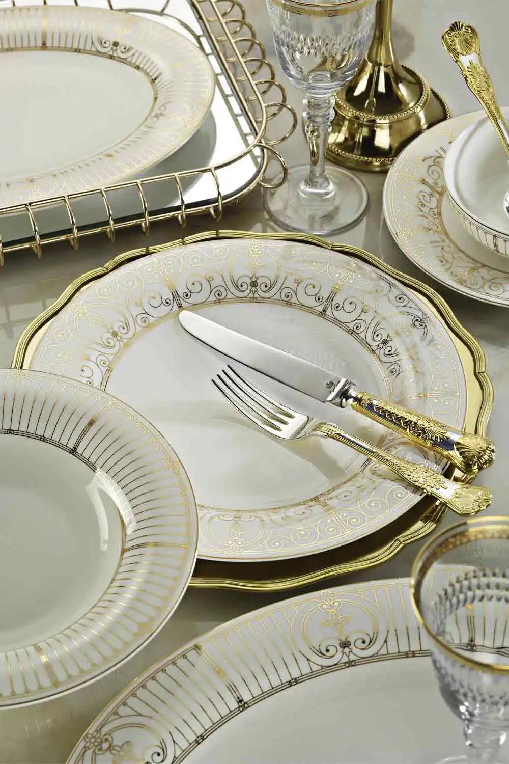 Royal Stil Yemek Takımı Setleri: Şıklık ve Zarafetin Buluşması
