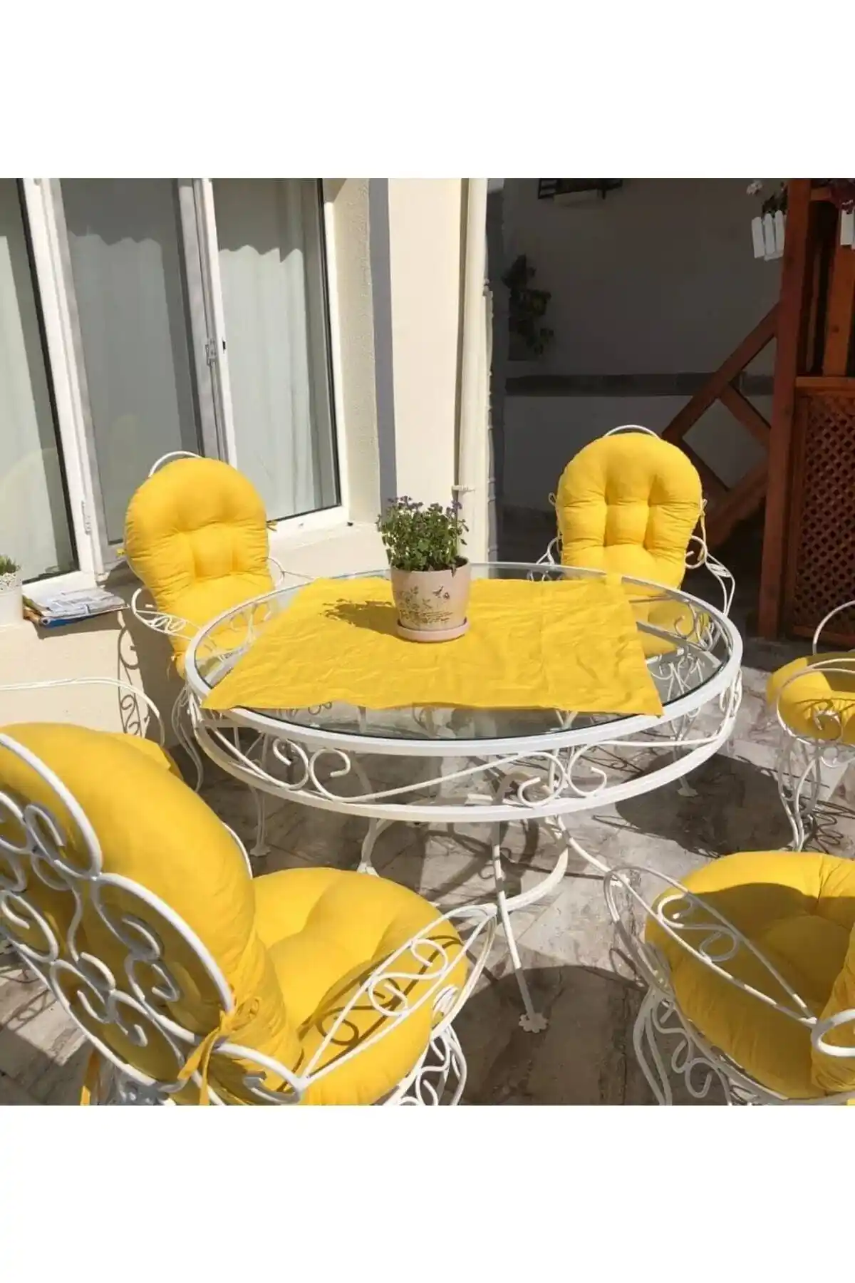 Sarı Renkli ve Konforlu Sandalye Minderleri ile Ev ve Ofis Dekorasyonunu Yenileyin