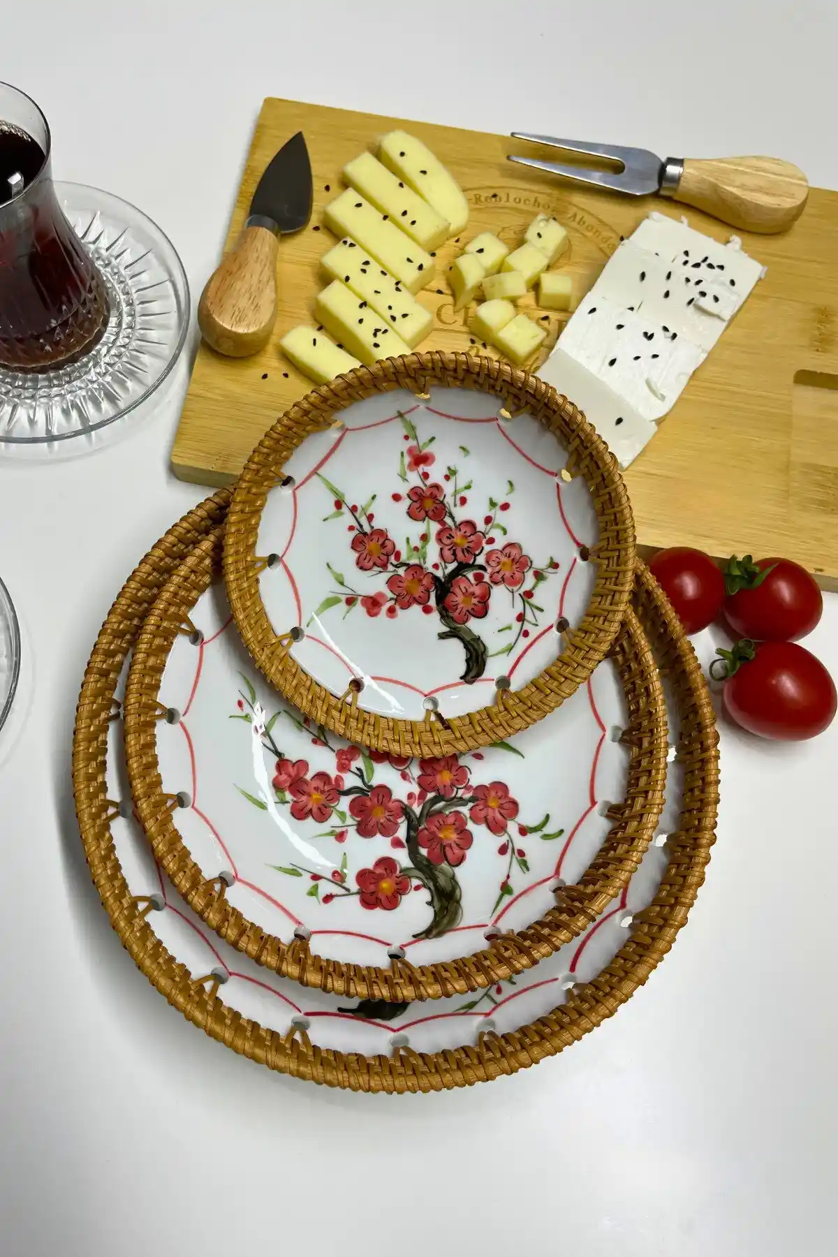 Servis Tabağı Dekoratif ve Fonksiyonel Tasarımlar: Estetik ve Kullanışlılığın Buluşması