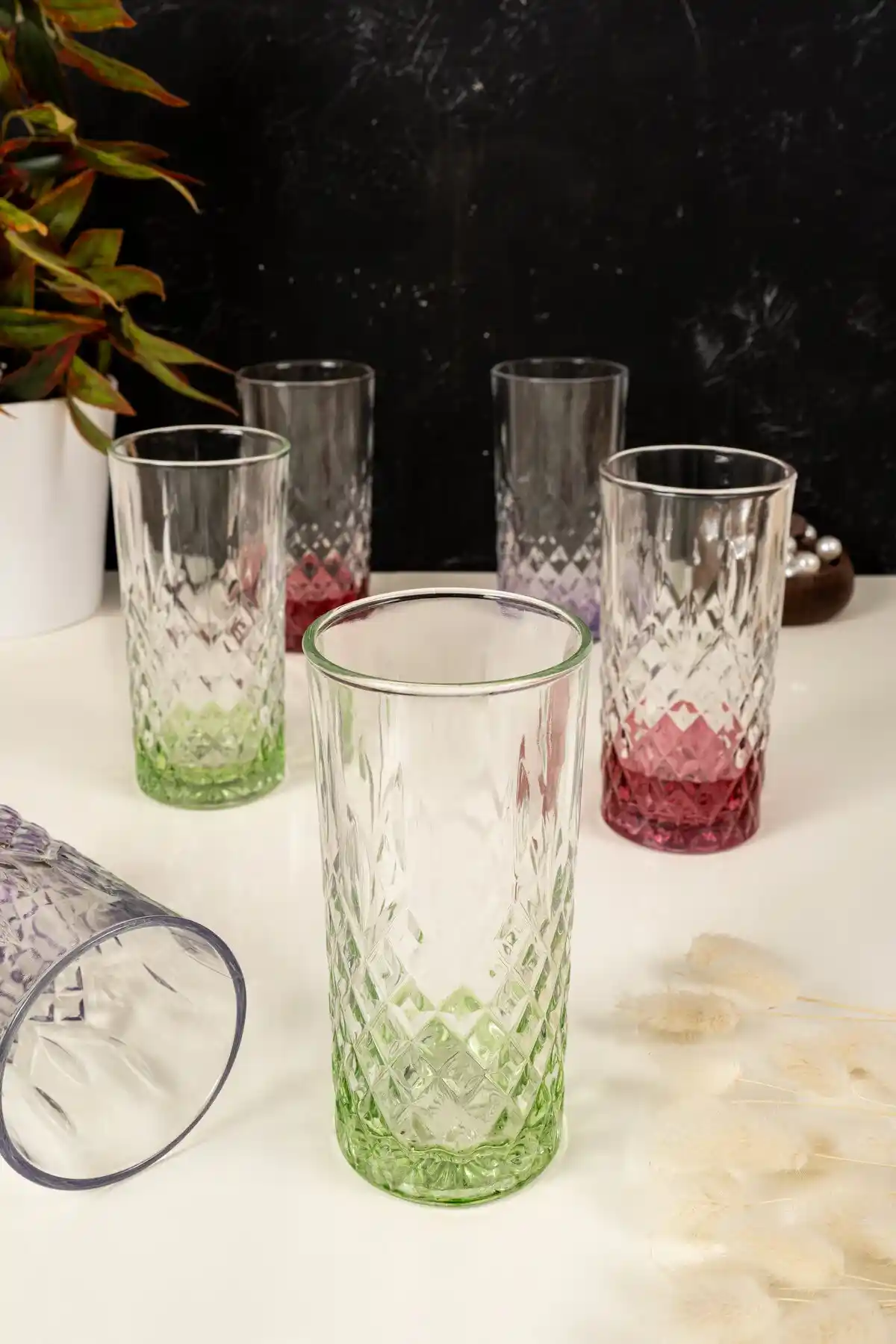 Şık ve Estetik Su Bardağı Modelleriyle Ev Dekorasyonunuza Zarif Dokunuşlar