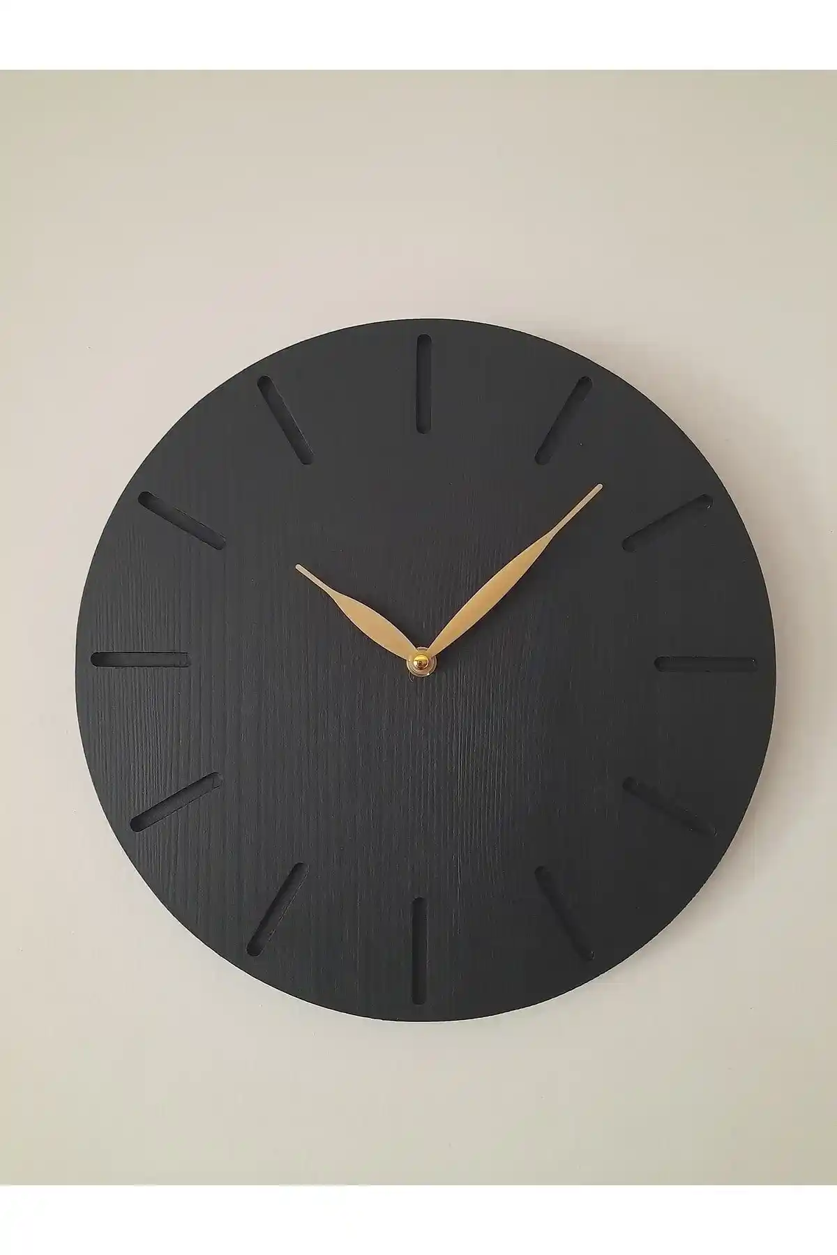 Siyah Ahşap Duvar Saatleri ile Mekanlara Modern ve Şık Dokunuşlar