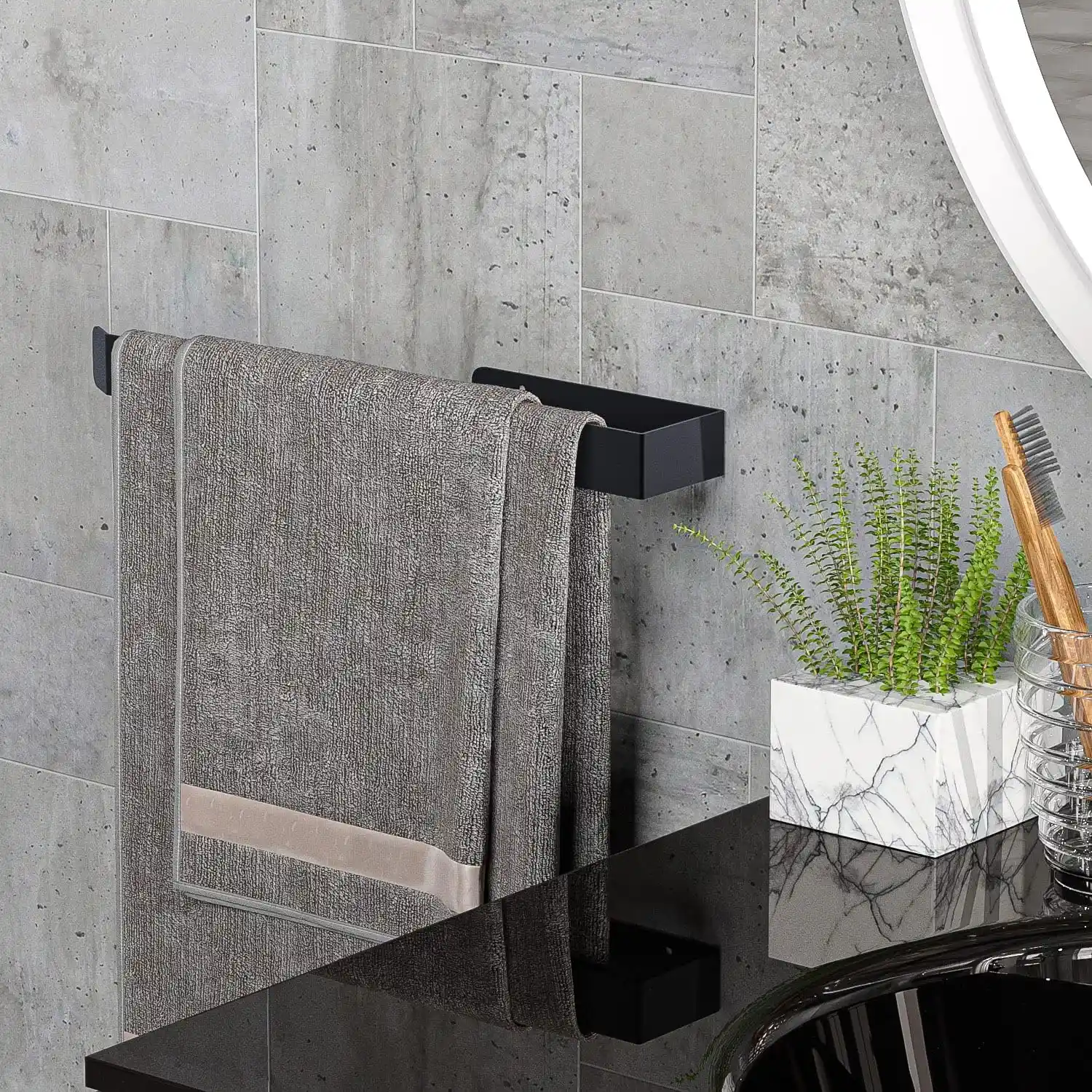 Siyah Havluluklar ile Modern ve Şık Banyo Dekorasyonu Rehberi