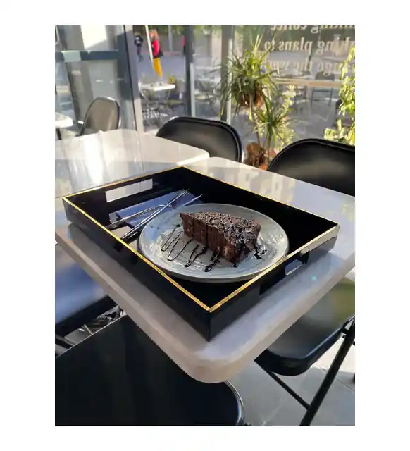 Siyah Pleksi Tepsilerin Estetik ve Fonksiyonel Kullanımı İç Mekan Dekorasyonunda Modern Çözümler